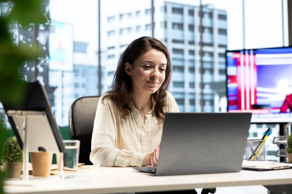 equipos comerciales descargando cotización automatizada personalizada creada con IA de Cari AI
Imagen de mujer usando un computador en una oficina 