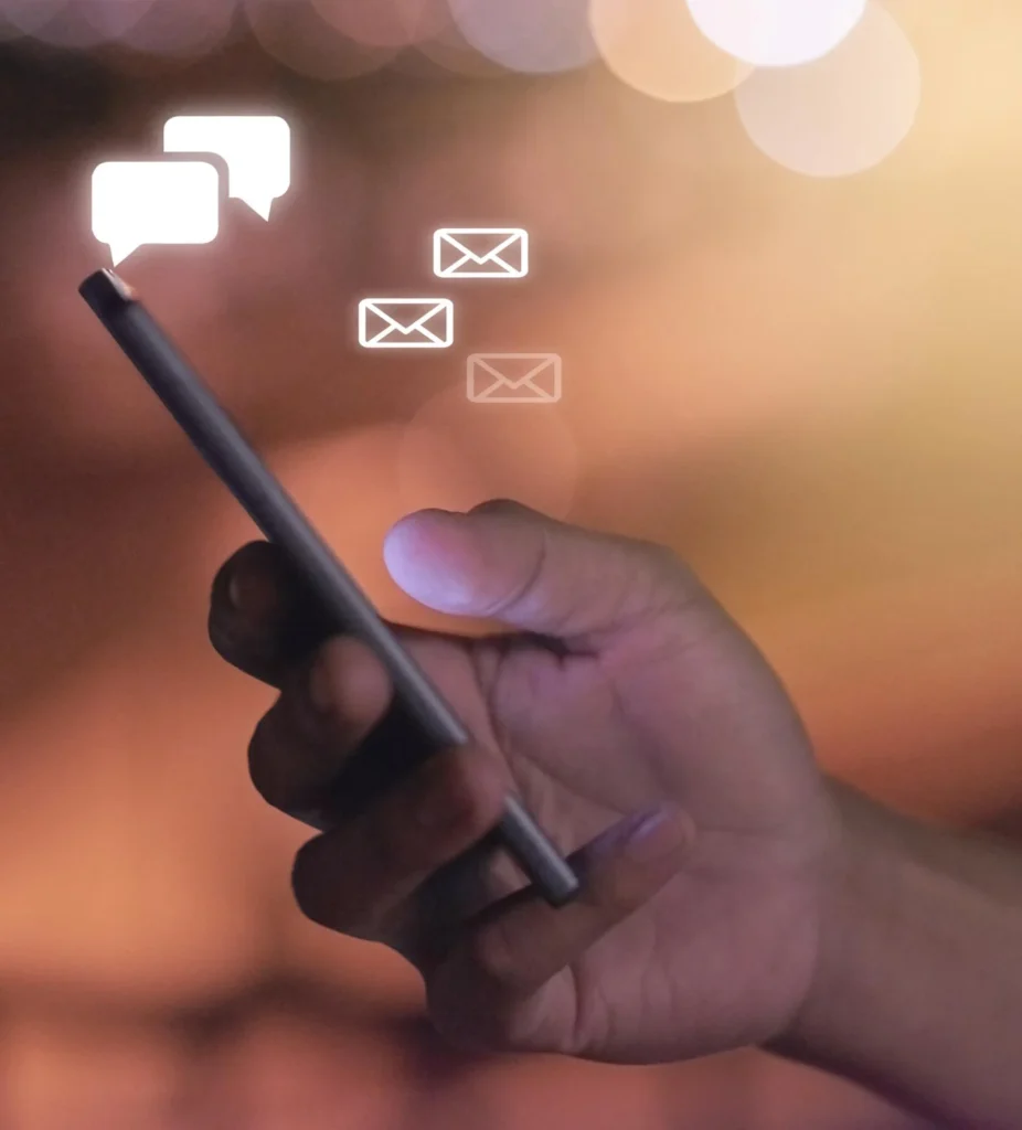 RCS para empresas
Imagen de celular recibiendo SMS como RCS, burbujas con el icono de una carta que simulan una notificación de recibir el RCS
