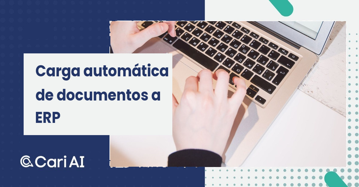 Manos escribiendo en el teclado de una laptop, ilustrando la digitación manual de documentos que la automatización elimina.