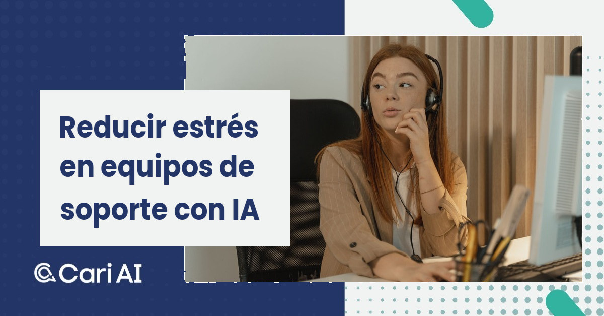 Agente de soporte con auriculares frente a su computadora en un centro de atención al cliente.