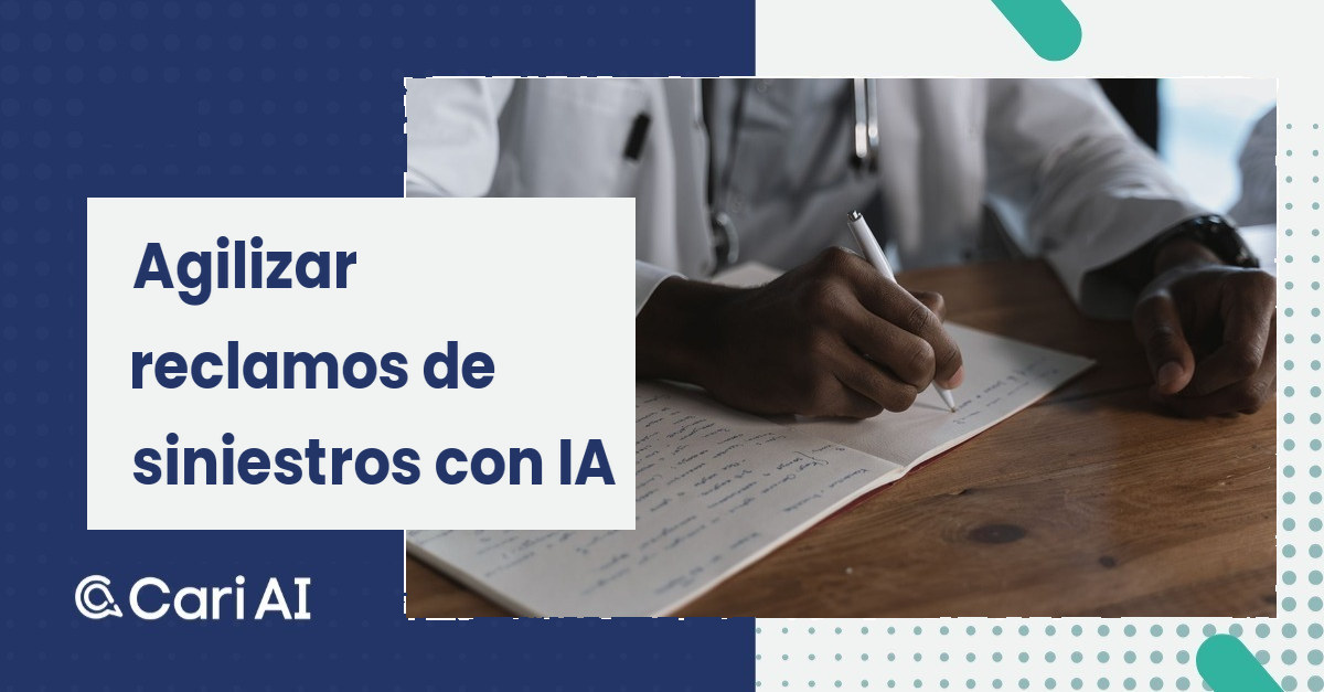 Persona completando a mano un formulario sobre un escritorio, en el contexto de un reclamo de siniestro.