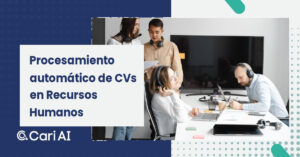 Equipo de trabajo revisando documentos en una sala de reuniones, en el contexto de la selección de personal.