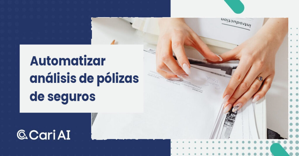 Manos revisando documentos impresos sobre un escritorio, en el contexto del análisis de pólizas de seguros.